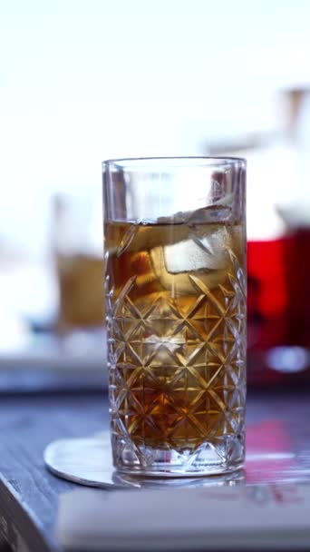 在垂直视频中 用冰封住外面冰镇饮料的杯子来更新饮料 — 图库视频影像