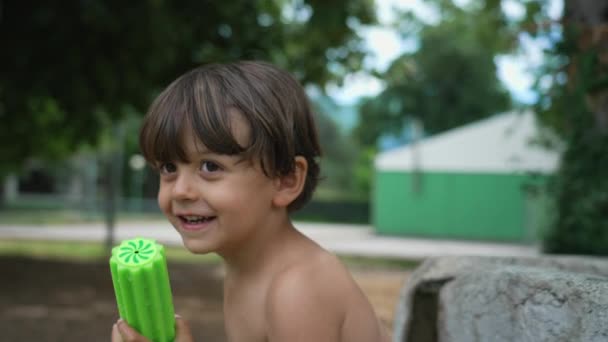 Niño Feliz Rociando Agua Con Diversión Juguete Aire Libre Durante — Vídeo de stock