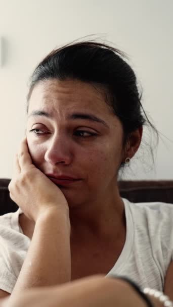 Femeie Tristă Care Plânge Disperată Portretul Unei Persoane Preocupate Vremuri — Videoclip de stoc