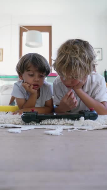 Dos Niños Usando Tableta Tirada Suelo Sala Estar Casa Hermanos — Vídeos de Stock