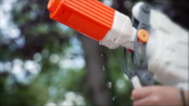 水枪喷射水在外面关上了 塑料玩具武器以慢动作喷出水 水弹游戏概念 — 图库视频影像