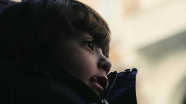 Düşünceli, küçük bir çocuğun portresi. Düşüncelere dalmış düşünceli bir çocuk.