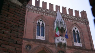 İtalya 'da İtalyan ve Avrupa bayrağıyla yapılan geleneksel Bologna binası. Batı mimarisi