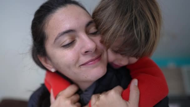 母親と子供の愛情関係 親と小さな男の子を受け入れる 本物の現実のママと子供の抱擁 — ストック動画