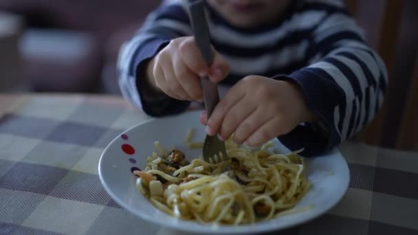 Egy Cuki Kisfiú Aki Spagettit Eszik Gyerek Egyedül Eszi Tésztát — Stock videók