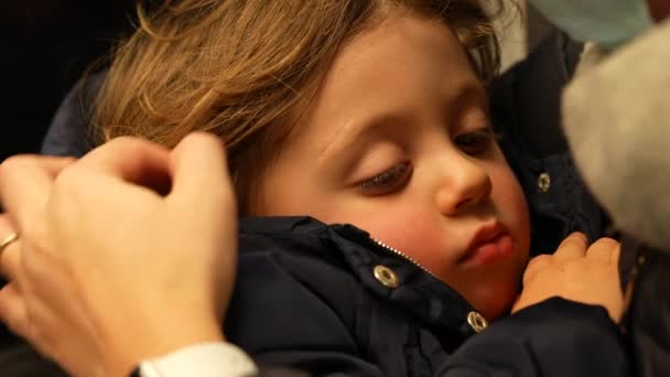 기차를 여행하는 어머니의 무릎에 지친아이 낮잠에서 깨어나는 클로즈업 — 비디오