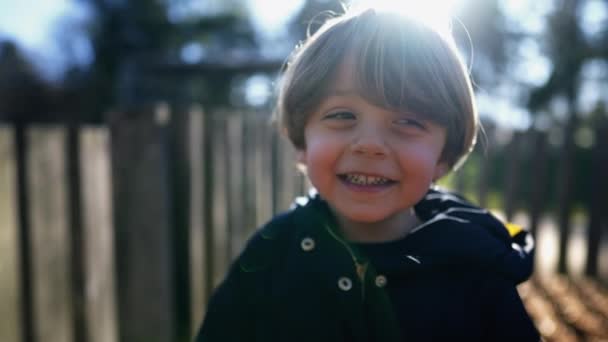 Een Kleine Jongen Authentieke Echte Leven Lachen Lachen Gelukkig Kind — Stockvideo