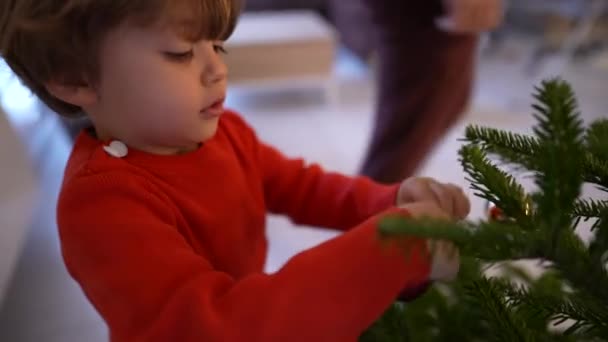 Criança Decorando Árvore Natal Rapazinho Celebrar Festividades Dezembro Criança Colocando — Vídeo de Stock