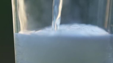 Bardağa köpüklü soda dolduruyorum. Makro yavaş çekim kapatın. Şeker servisi.