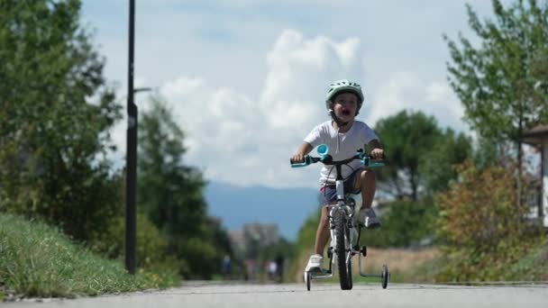 Niño Molesto Montando Bicicleta Afuera Pequeño Llorón Llorando Bicicleta — Vídeos de Stock
