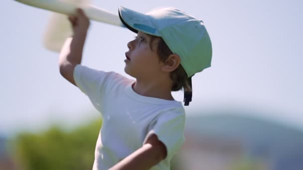 Küçük Bir Çocuk Dışarıya Oyuncak Uçak Fırlatıyor Heyecanlı Çocuk Parkta — Stok video