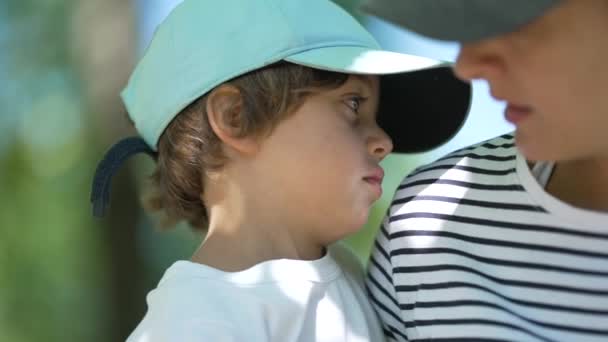 Băiețel Supărat Brațele Mamei Fiind Certat Părinte Mama Certa Comportamentul — Videoclip de stoc