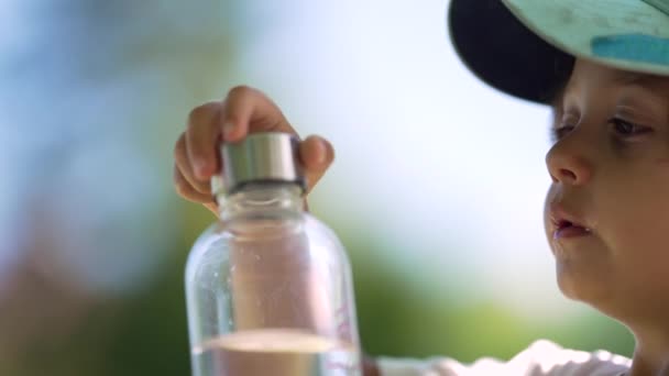 Anak Menutupi Tutup Botol Air Kid Menutup Minuman Labu Luar — Stok Video