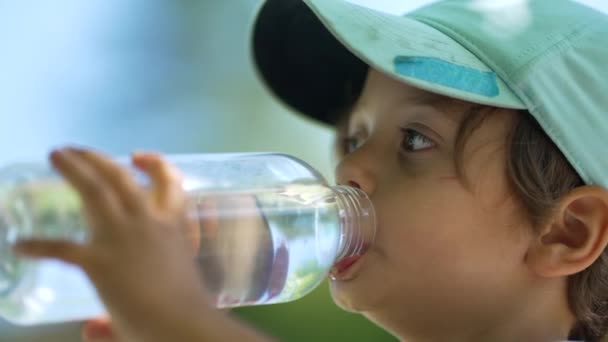 Niño Bebiendo Agua Botella Durante Día Soleado Caliente Niño Varón — Vídeos de Stock