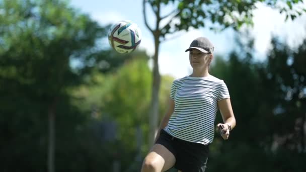 晴れた日に屋外でサッカーボールで遊ぶ女性 スポーツ女子選手 — ストック動画