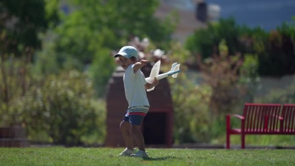 Vreugdevolle Jongen Gooit Speelgoed Vliegtuig Buiten Het Park Kind Heeft — Stockvideo