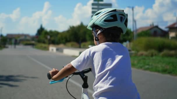 Indietro Bambino Attivo Bicicletta Strada Sentiero Verde Ragazzino Che Allena — Video Stock