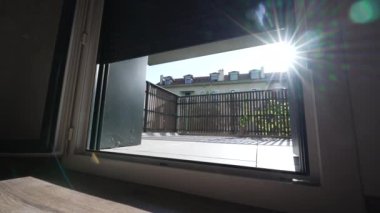 Elektrik panjurlarını lens ışığıyla kapatmak. Düşük açılı akıllı motorlu pencere aşağı iniyor. Modern Otomasyon