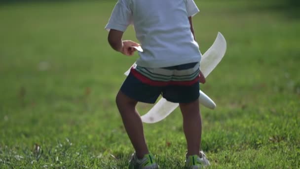 Dziecko Zbierające Szybowiec Parku Rzucające Powietrze Jeden Mały Chłopiec Bawiący — Wideo stockowe