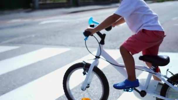 Dziecko Przechodzące Przez Ulicę Rowerem Kaskiem Sportowy Rower Jeździecki Kołami — Wideo stockowe