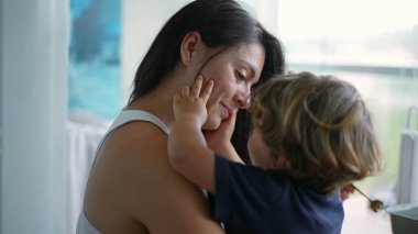 Anne ve küçük çocuk sevgi ve şefkat. Samimi bir anne çocuğunu kucaklıyor. Gerçek bir ebeveyn ve çocuk bakımı.