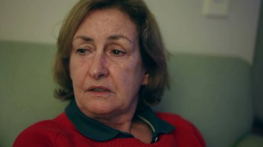 Endişeli yaşlı kadın portresi endişeli bir ifadeyle yakın plan. Endişeli yaşlı kişi