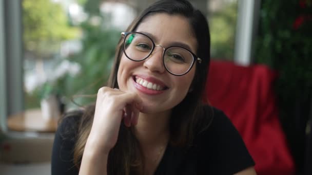 Retrato Una Encantadora Joven Sonriendo Cámara Sentada Cafetería Chica Feliz — Vídeos de Stock