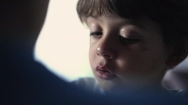 İçten, ağlayan, düşünceli, yakın çekim suratlı bir çocuk. Üzgün ve düşünceli bir çocuk.