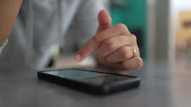 Cep telefonu ekranındaki el kaydırmalı medyayı kapat. İnternette telefonla gezinen kişi