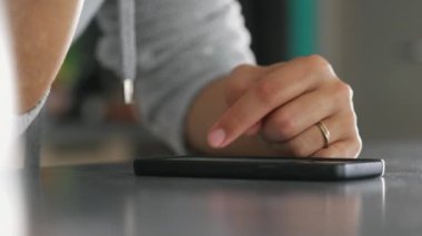 Telefonu yakın çekim için kullan. Kadın eli akıllı telefon ekranına dokunuyor