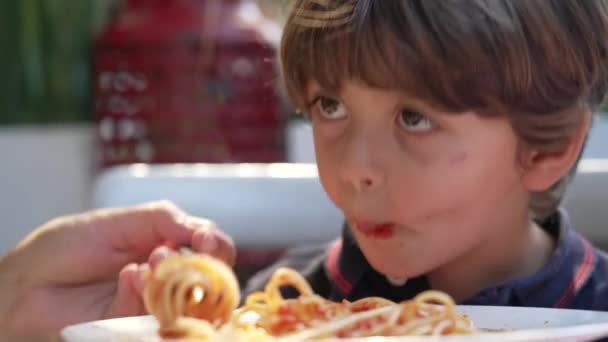 Мати Годує Дитину Спагеті Обід Маленький Хлопчик Їсть Макаронну Локшину — стокове відео