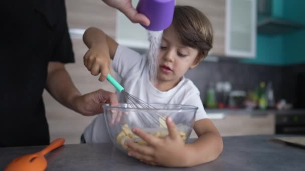 Liten Pojke Matlagning Med Mamma Hemma Köksbord Grabben Använder Visp — Stockvideo