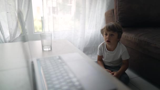 Malý Chlapec Sleduje Zábavní Média Karikatura Sedí Podlaze Doma Zírá — Stock video