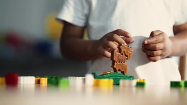 Kinderhanden Die Met Speelgoedstukjes Spelen Close Kid Hand Speelt Met — Stockvideo