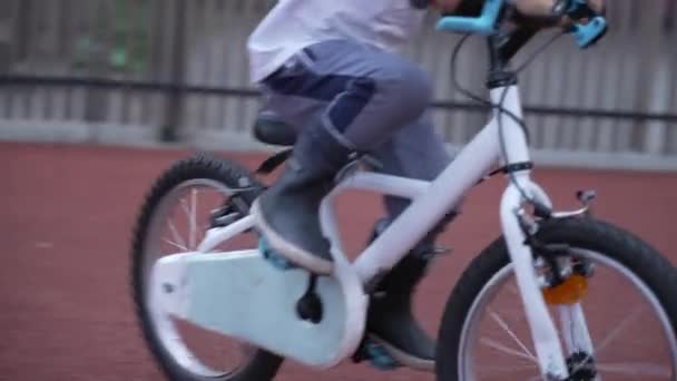 孩子们在操场上与自行车撞车 一个小男孩从自行车上摔下来 骑自行车撞车 — 图库视频影像