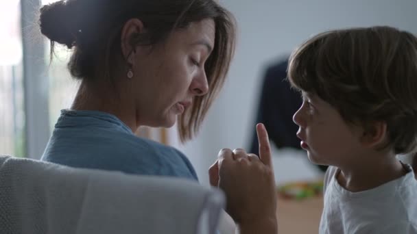 Mutter Und Kind Versprechen Ein Vielversprechendes Konzept Mutter Sohn Beziehung — Stockvideo