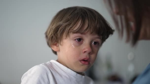 Porträtt Ett Tårfyllt Barn Som Gråter Sorgsen Liten Pojkes Närbild — Stockvideo