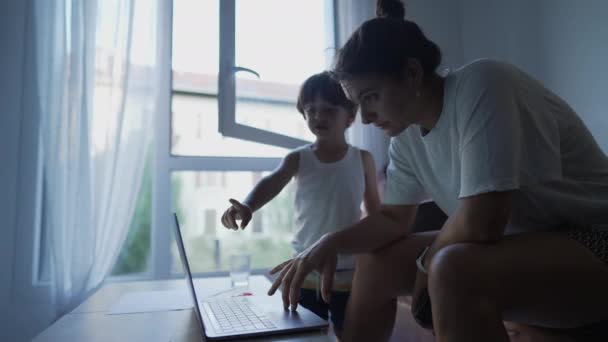 Mutter Surft Internet Auf Laptop Neben Kind Ehrliche Mutter Benutzt — Stockvideo