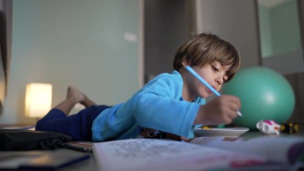 Enfant Concentré Qui Fait Des Devoirs Scolaires Dans Chambre Pyjama — Video