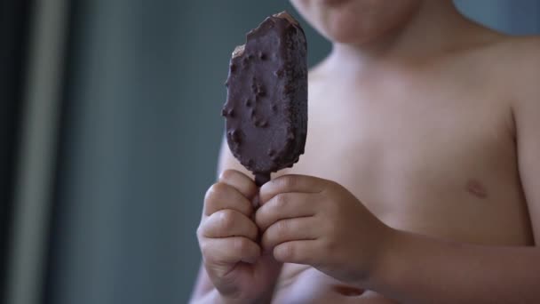 小孩手拿着巧克力冰淇淋 吃冰淇淋甜点的小孩 — 图库视频影像