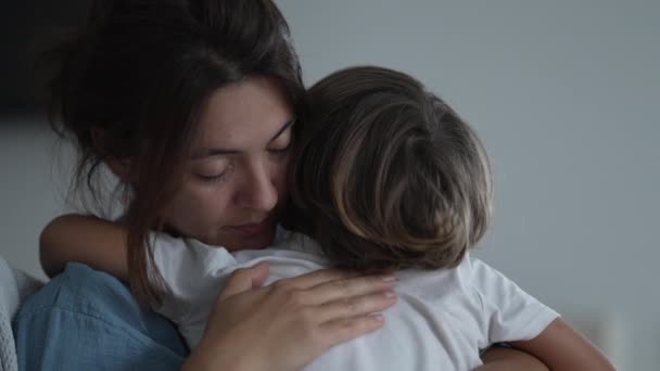 Мати Пестить Плаче Дитиною Назад Мама Втішає Сина Спосіб Життя — стокове відео