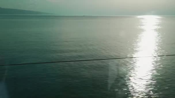 Blick Auf Den See Bei Zugfahrt Während Des Sonnenuntergangs — Stockvideo