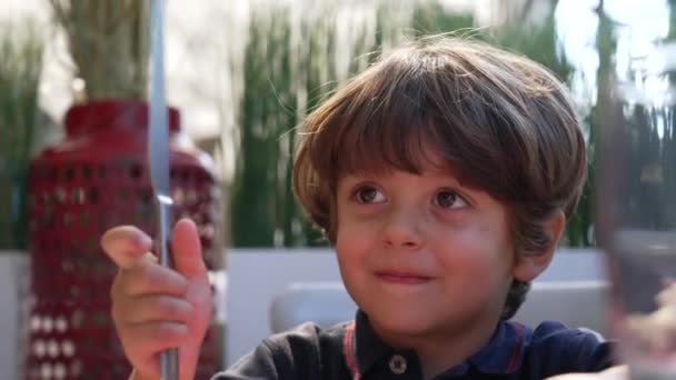 Один Маленький Хлопчик Грає Ножем Обіднім Столом Дитяче Непорозуміння Тримає — стокове відео