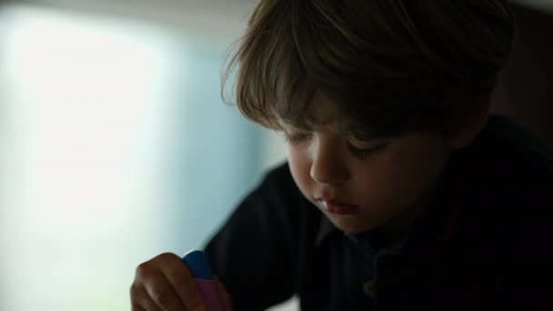 焦点を当てた子供の着色活動のクローズアップ顔 学校の宿題をしている小さな男の子 — ストック動画