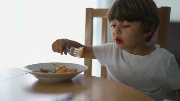 孩子一个人在家吃意大利面 一个小男孩吃碳水化合物食物 — 图库视频影像