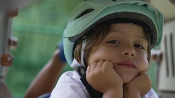 Portrét Zamyšleného Dítěte Rukama Bradě Zasněným Výrazem Detailní Promyšlené Dítě — Stock video