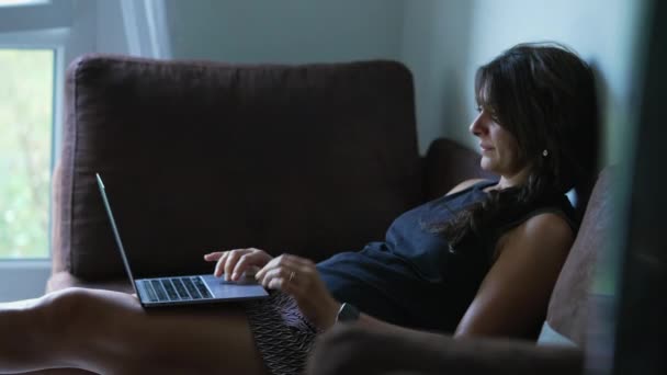 Mulher Mulher Olhando Para Tela Laptop Casa Deitado Sofá — Vídeo de Stock