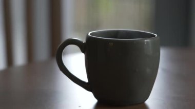 Sıcak çay ya da kahve. Buharlı içecek bardağının yakın çekimi.