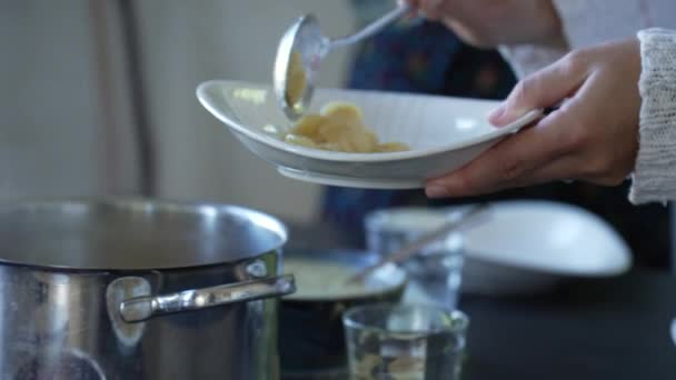 皿の上でパスタを提供する手を閉じます ベジタリアンランチフード — ストック動画