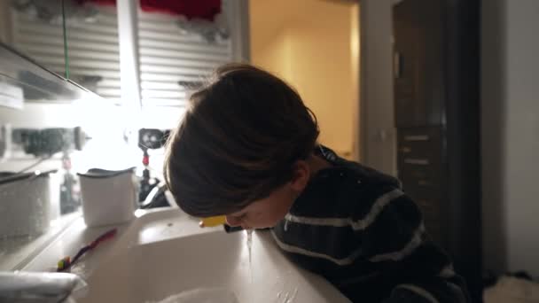 Маленький Хлопчик Воду Плює Ванній Кімнаті Дитина Стоїть Перед Дзеркалом — стокове відео
